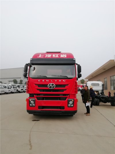上汽紅巖29.7方前四后八鋁合金運(yùn)油車，20噸運(yùn)油車