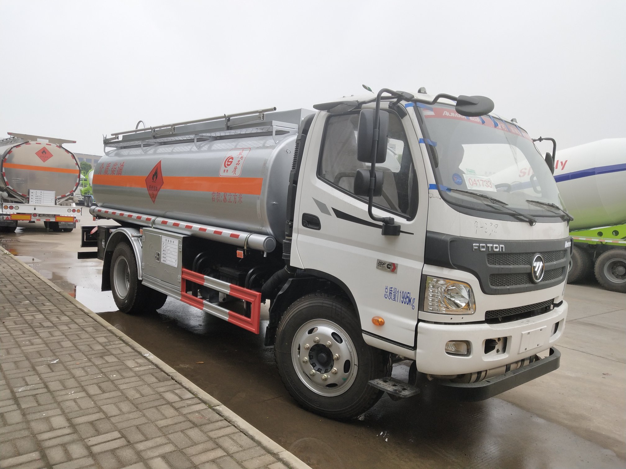 福田歐馬可8方加油車，8噸油罐車康明斯發(fā)動(dòng)機(jī)